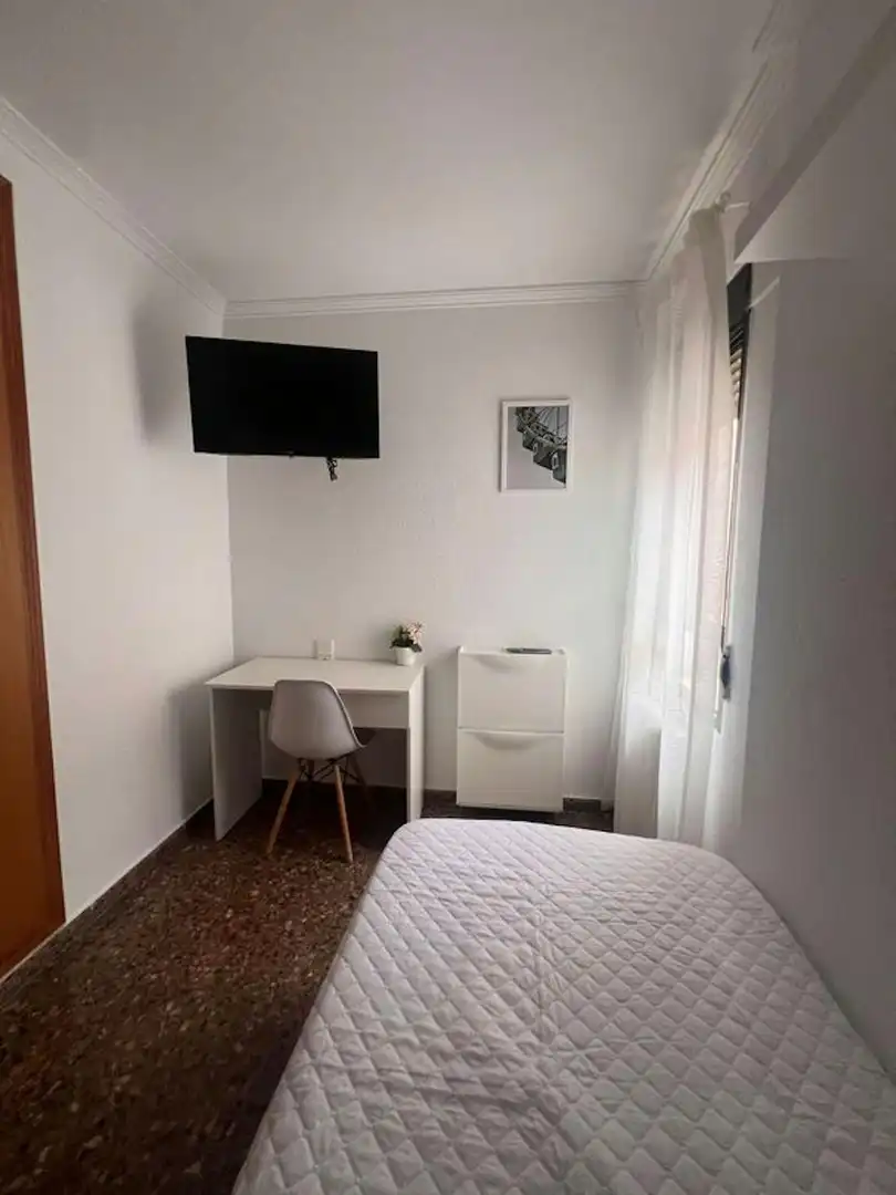 Bedroom of Flat for share in Valencia  with Heating, Washing machine and TV