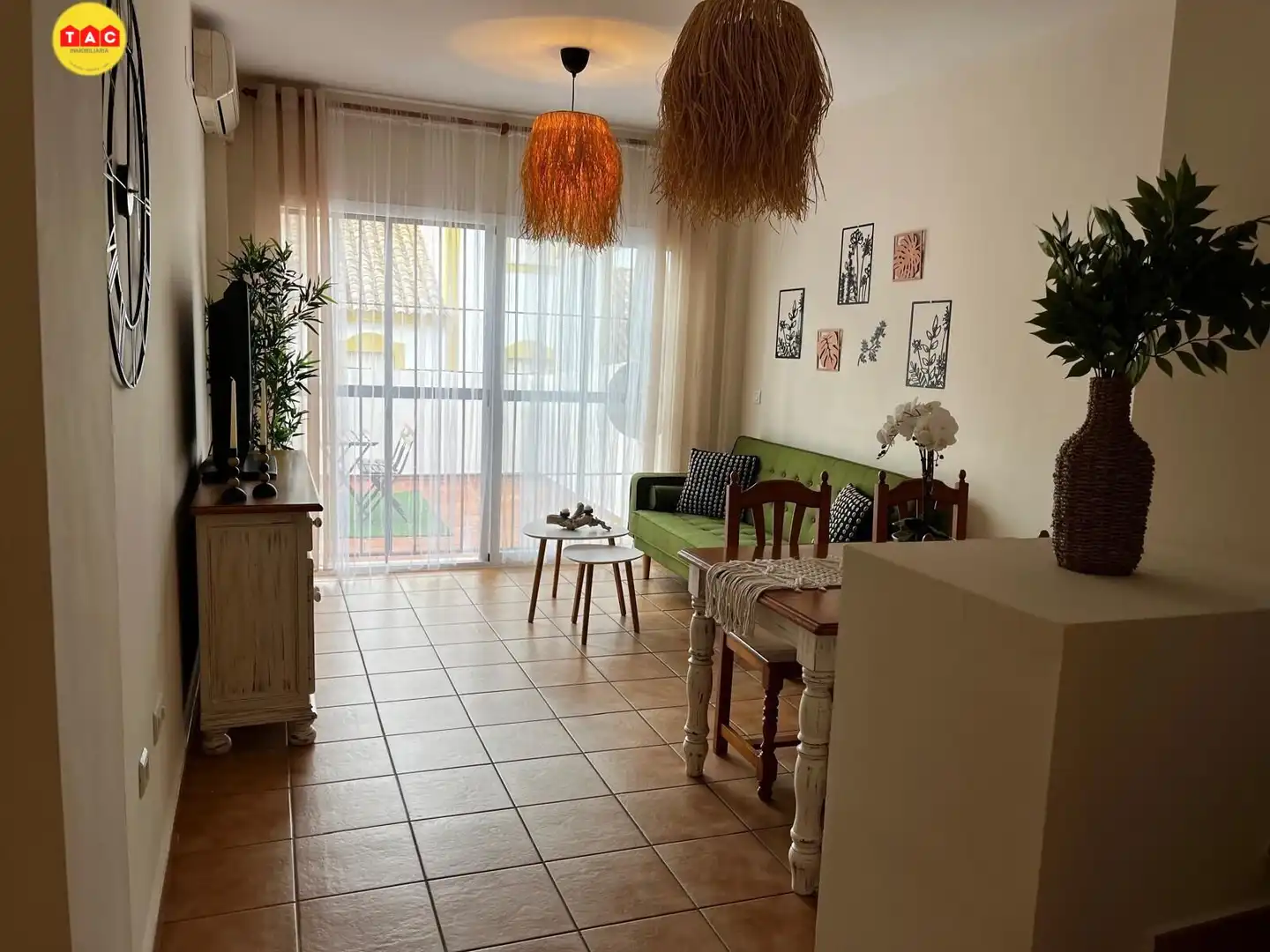 Wohnzimmer von Einfamilien-Reihenhaus zum Verkauf in Islantilla mit Klimaanlage, Heizung und Terrasse