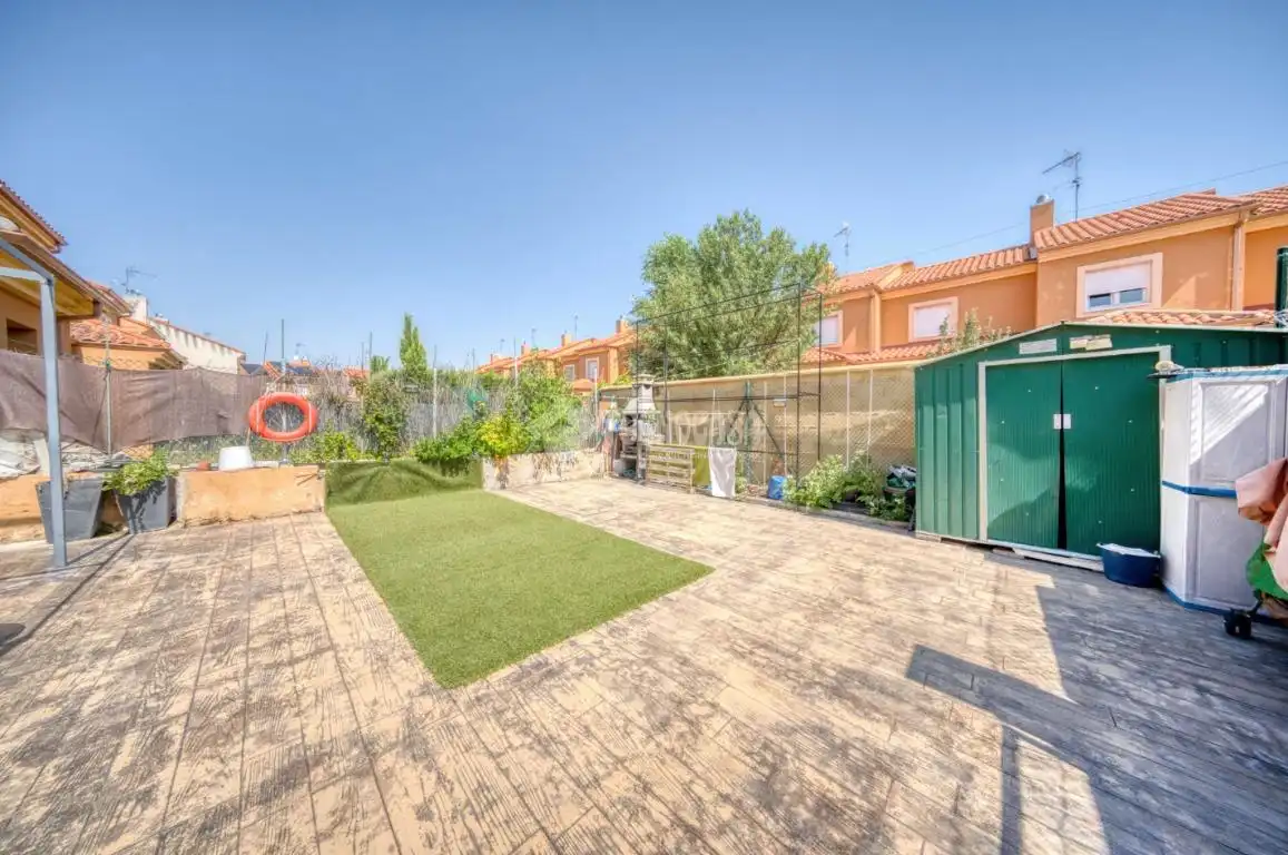 Jardín de Casa adosada en venta en Aldeamayor de San Martín con Calefacción y Jardín privado