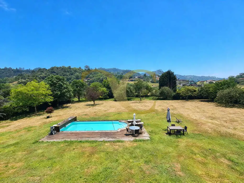 Piscina de Casa o xalet en venda en Oviedo  amb Calefacció, Jardí privat i Terrassa