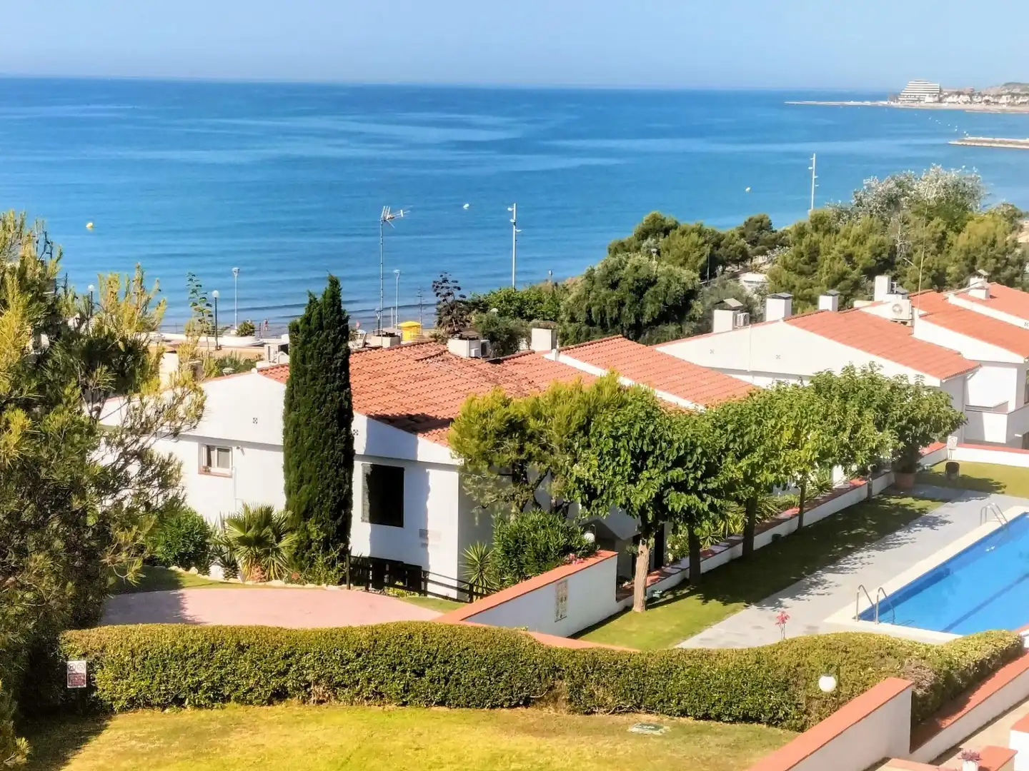 Außenansicht von Wohnung zum Verkauf in Sitges mit Privatgarten und Gemeinschaftspool