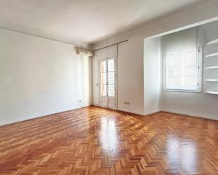 Bedroom of Flat to rent in  Madrid Capital  with Air Conditioner, Heating and Balcony