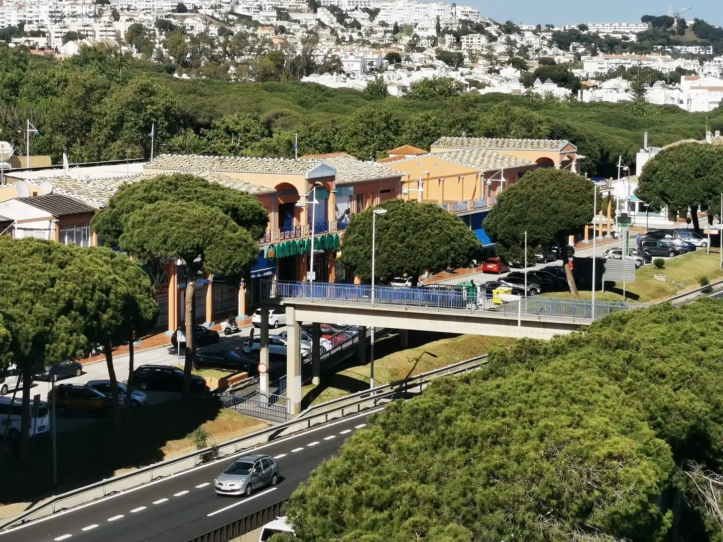Vista exterior de Estudi en venda en Marbella amb Aire condicionat, Jardí privat i Moblat