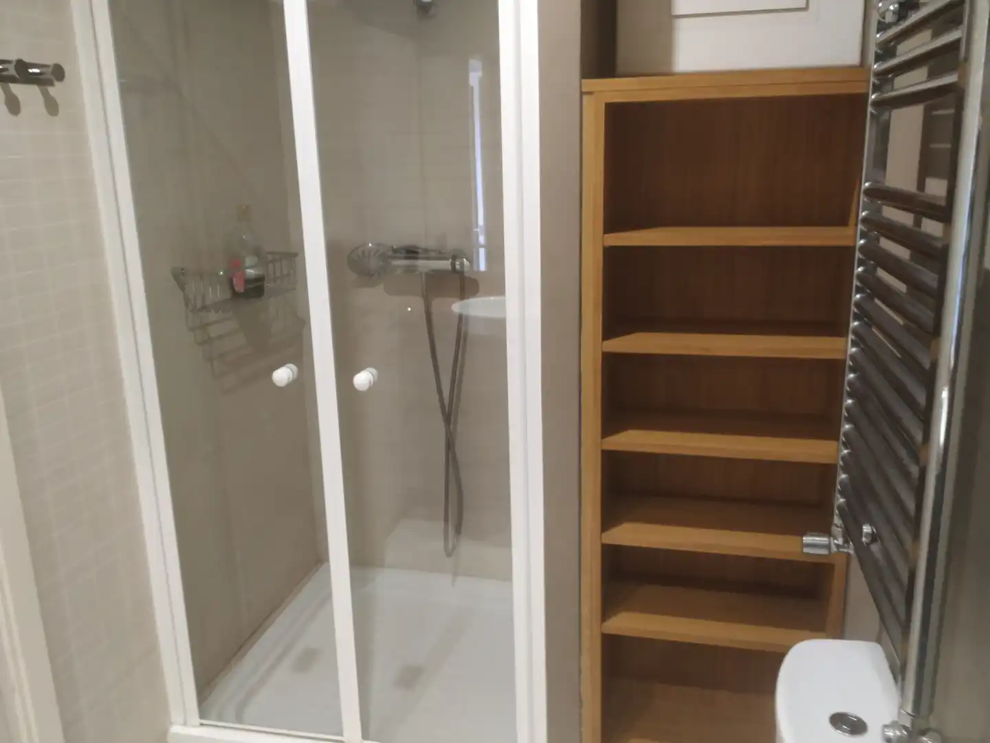 Badezimmer von Dachboden zur Miete in Barcelona mit Heizung, Ofen und Balkon
