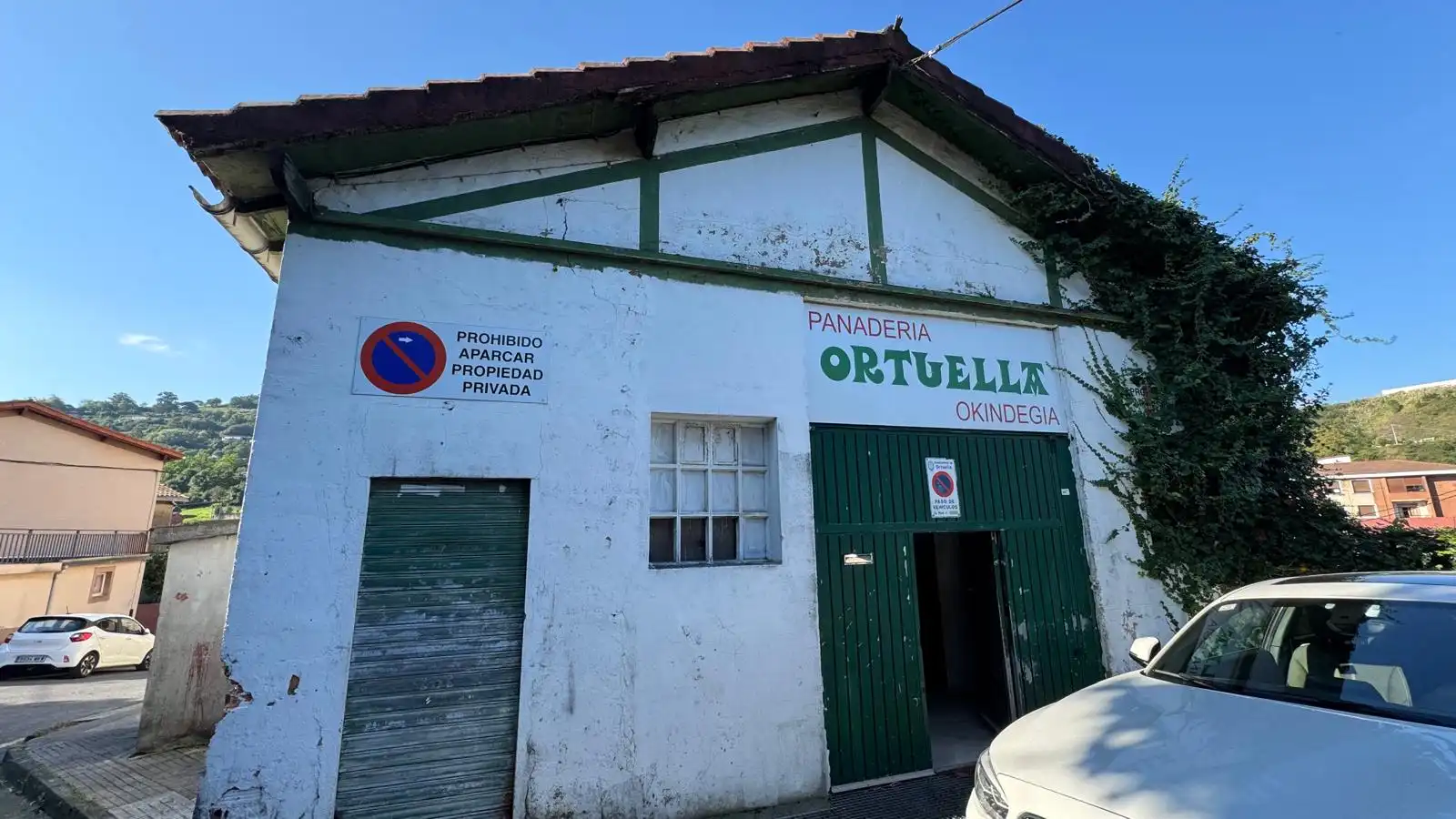 Außenansicht von Fabrikhallen zum Verkauf in Ortuella