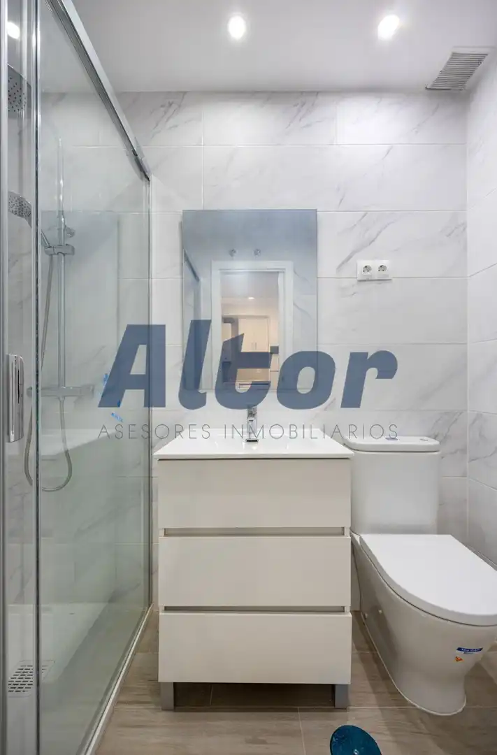 Bathroom of Flat for sale in Madrid  with Air Conditioner, Heating and Storage room