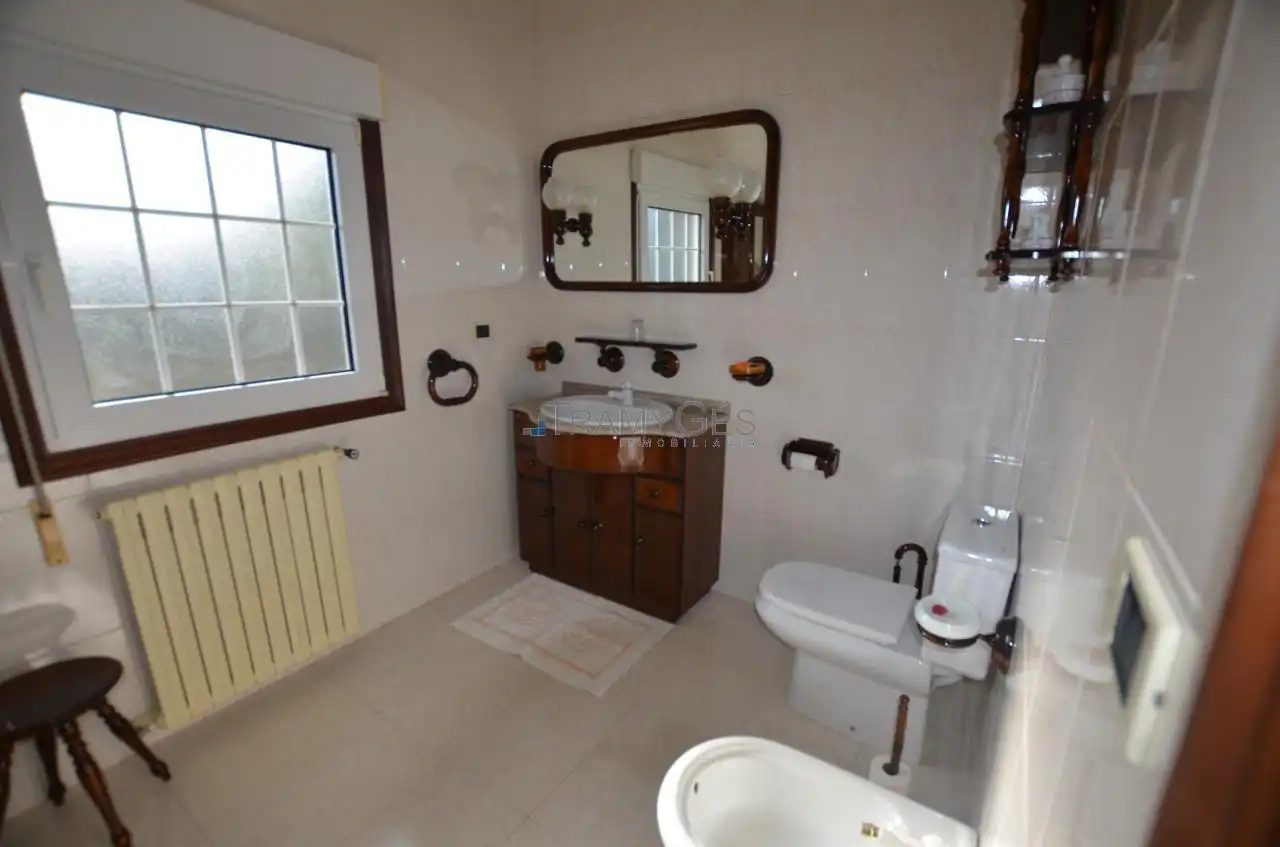 Bany de Casa o xalet en venda en Redondela amb Calefacció, Jardí privat i Terrassa