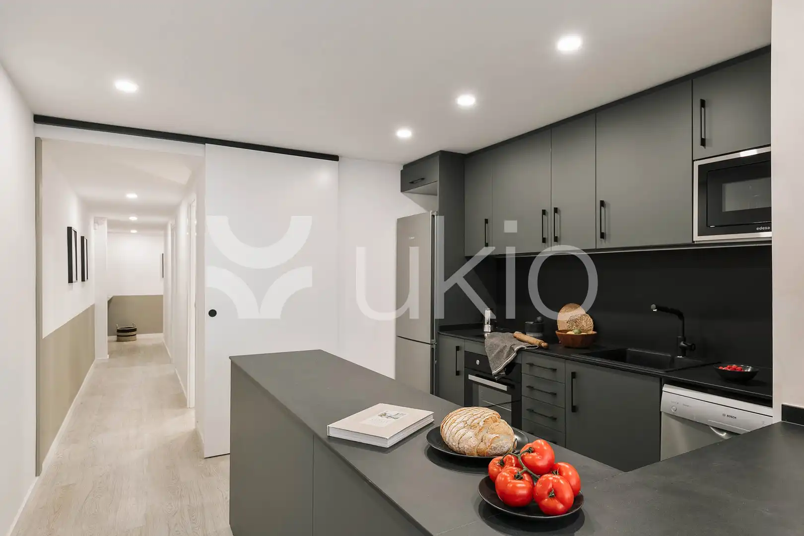 Cuina de Apartament de lloguer en Barcelona amb Aire condicionat, Calefacció i Moblat