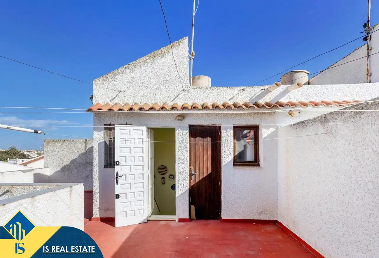 Außenansicht von Einfamilien-Reihenhaus zum Verkauf in Torrevieja mit Klimaanlage, Heizung und Privatgarten