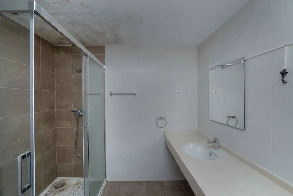 Bany de Pis en venda en Alicante / Alacant amb Piscina