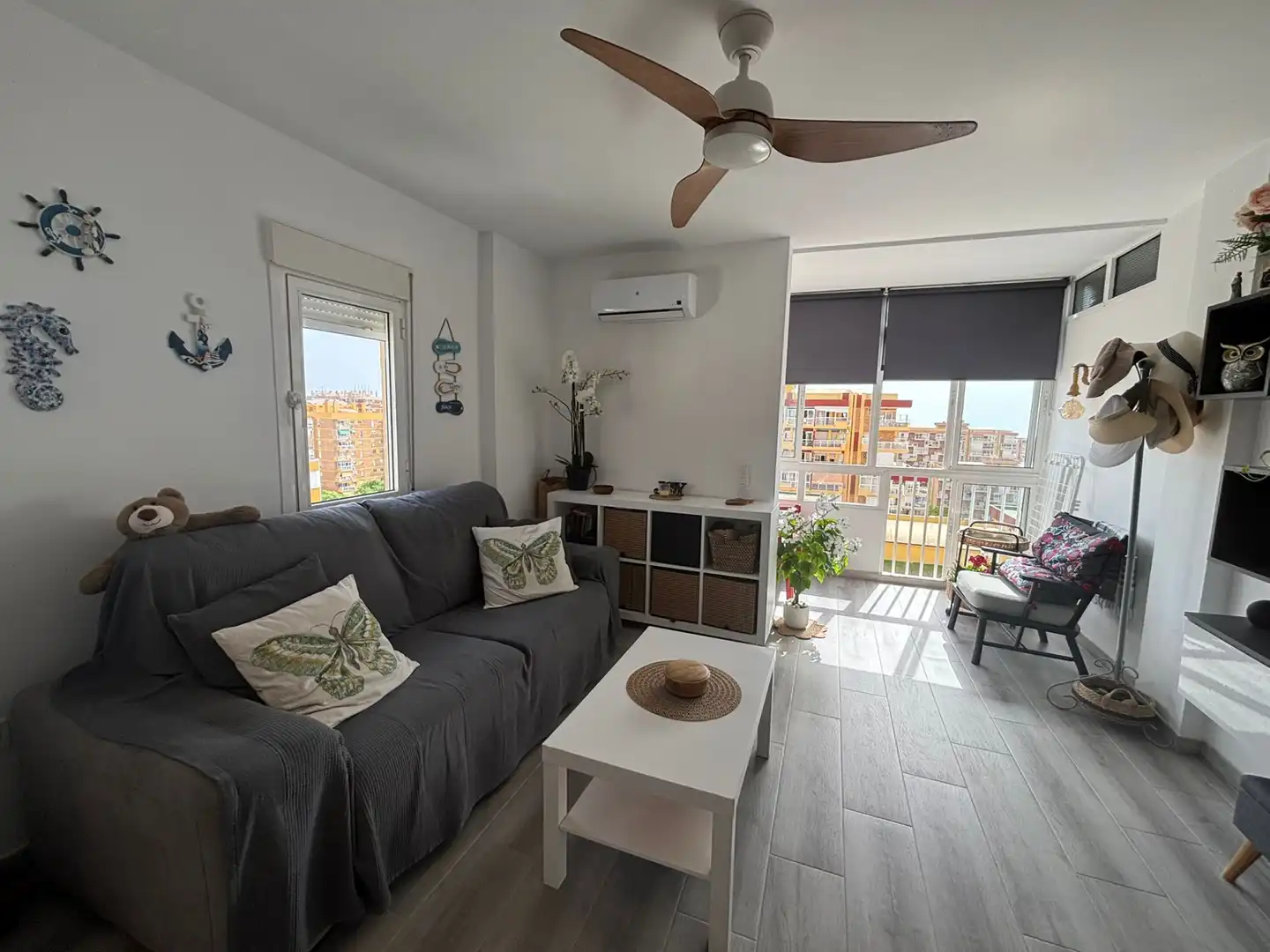 Sala d'estar de Apartament en venda en Benalmádena amb Aire condicionat, Terrassa i Moblat