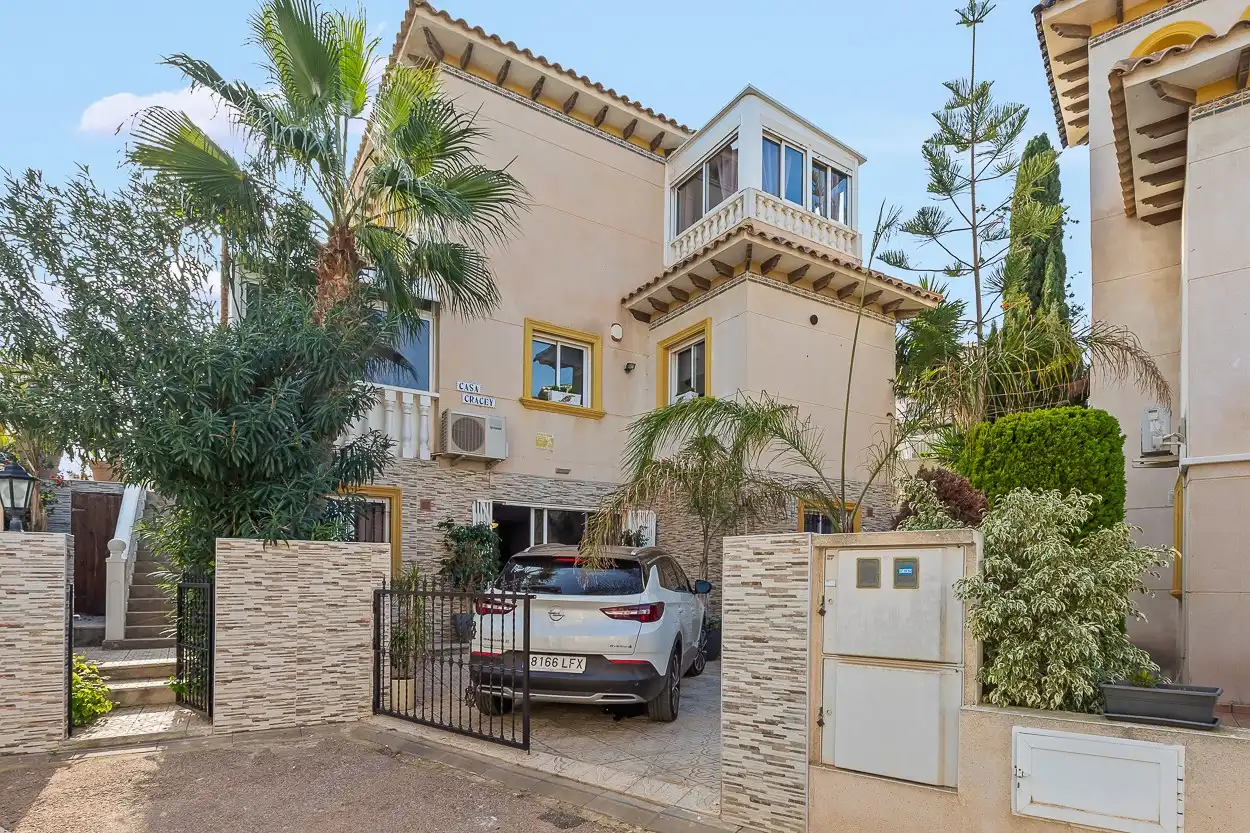 Vista exterior de Casa o xalet en venda en Orihuela amb Piscina
