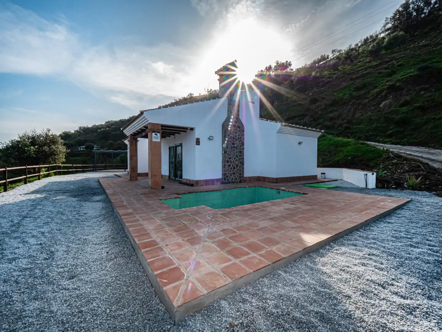 Vista exterior de Finca rústica en venta en Viñuela con Terraza, Piscina y Alarma