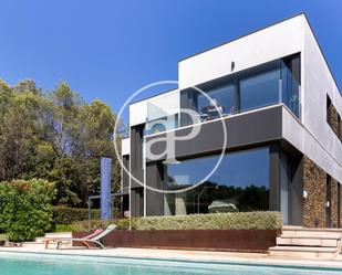 Vista exterior de Casa o xalet en venda en Cerdanyola del Vallès amb Aire condicionat, Terrassa i Piscina