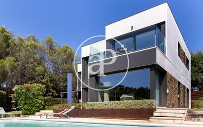 Vista exterior de Casa o xalet en venda en Cerdanyola del Vallès amb Aire condicionat, Terrassa i Piscina