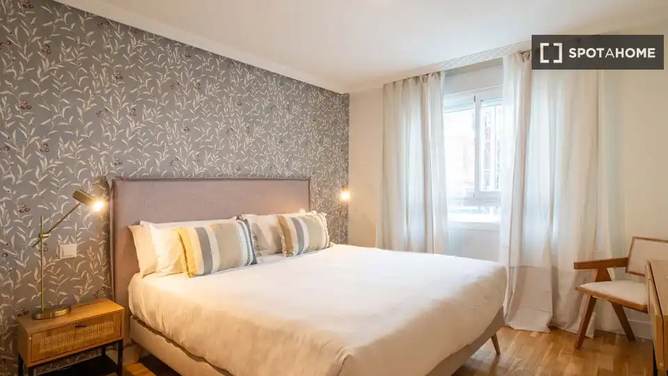 Bedroom of Flat for rent in Madrid  with Air Conditioner, Heating and Furnished