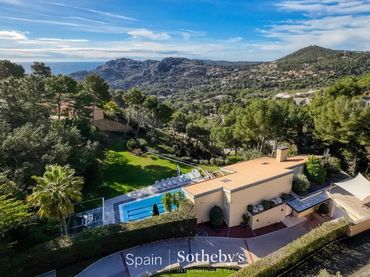 Casa amb piscina en venda a Carrer Clavells