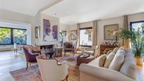Sala d'estar de Casa o xalet en venda en Ciudalcampo amb Aire condicionat, Jardí privat i Parquet