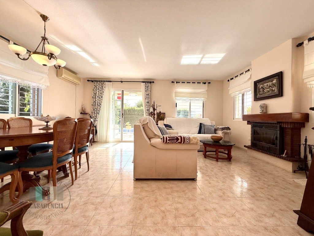 Sala d'estar de Casa o xalet en venda en Benicasim / Benicàssim amb Aire condicionat, Jardí privat i Terrassa