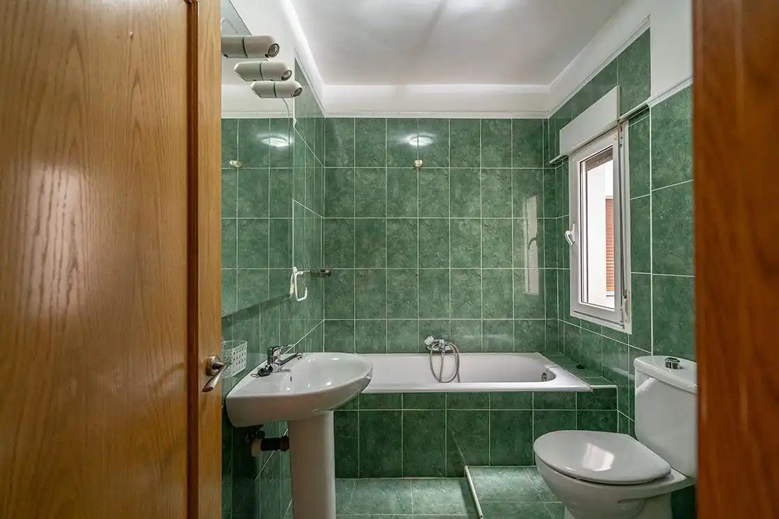 Baño de Piso en venta en Torrelavega  con Calefacción y Balcón