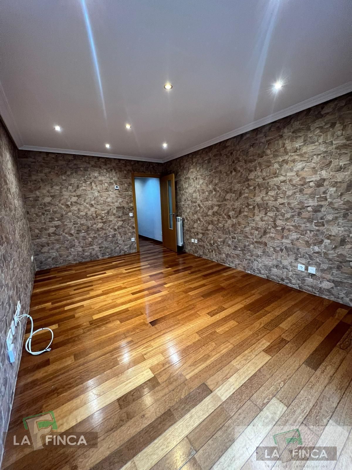 Piso en venta en Oviedo  con Calefacción, Terraza y Trastero