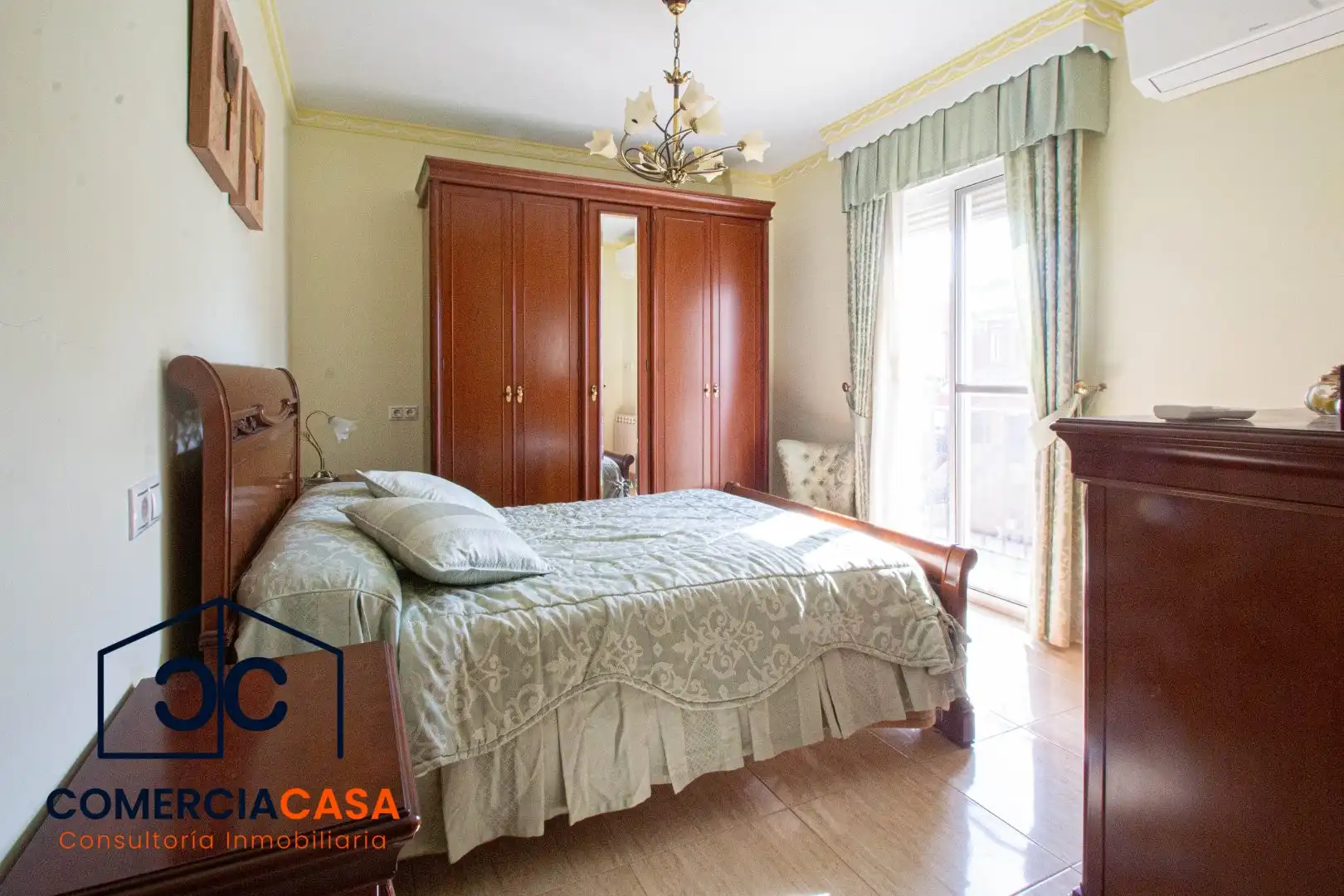 Habitación de Casa adosada en venta en Jun con Aire acondicionado, Calefacción y Terraza