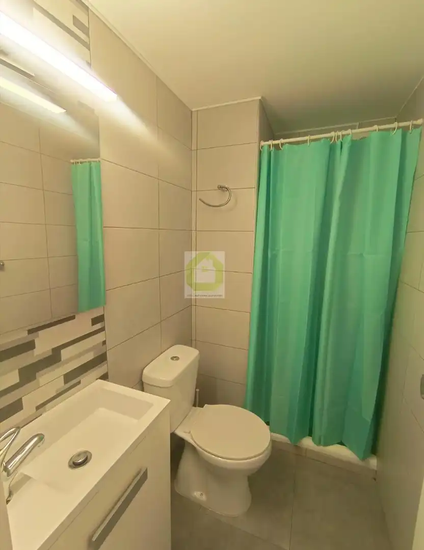 Baño de Piso para compartir en Granada con Terraza y Amueblado
