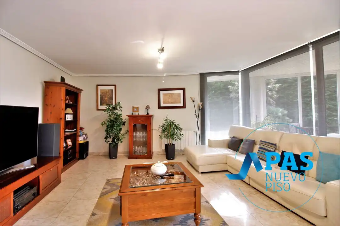 Sala d'estar de Casa o xalet en venda en Santander amb Calefacció, Jardí privat i Terrassa