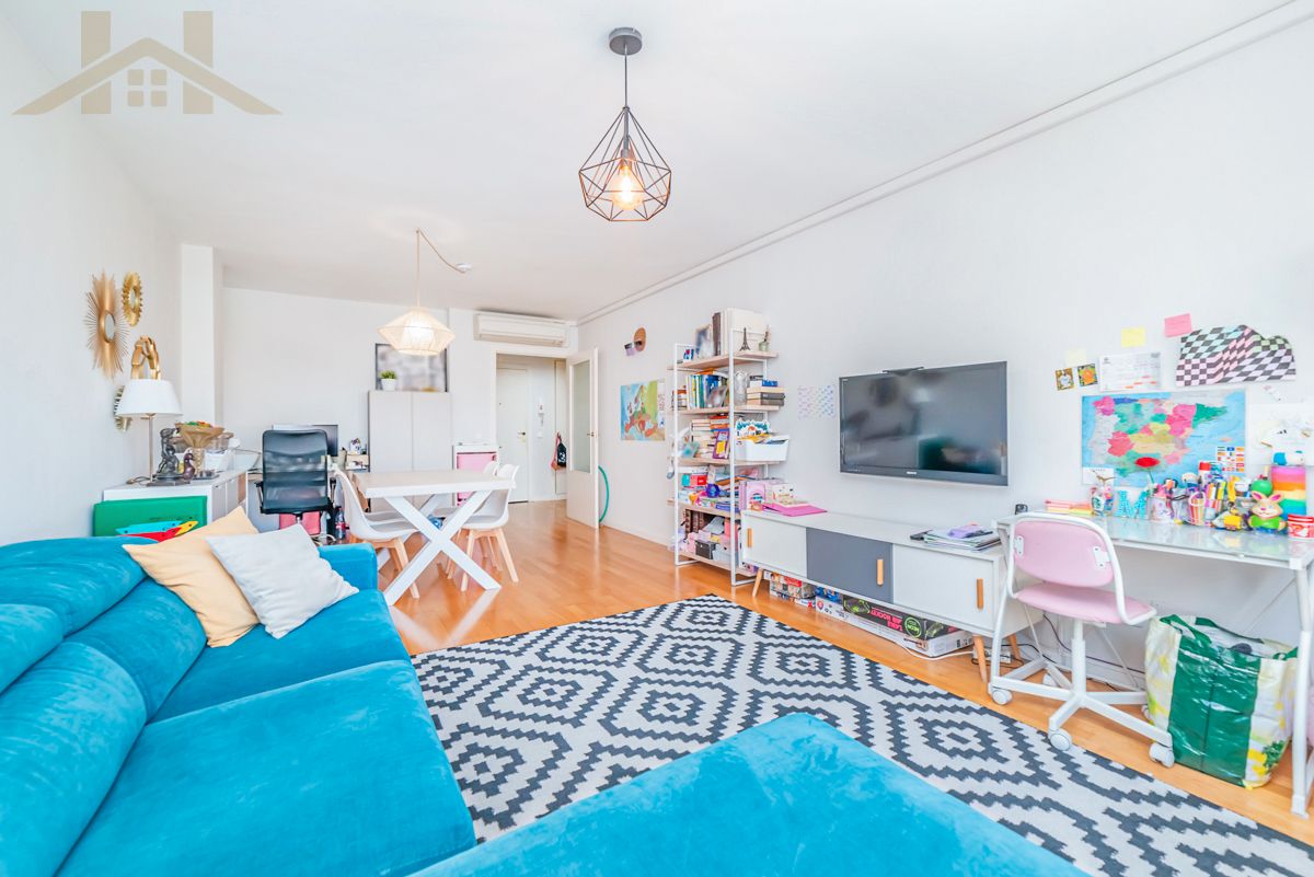 Living room of Flat for sale in Tres Cantos  with Air Conditioner, Heating and Storage room