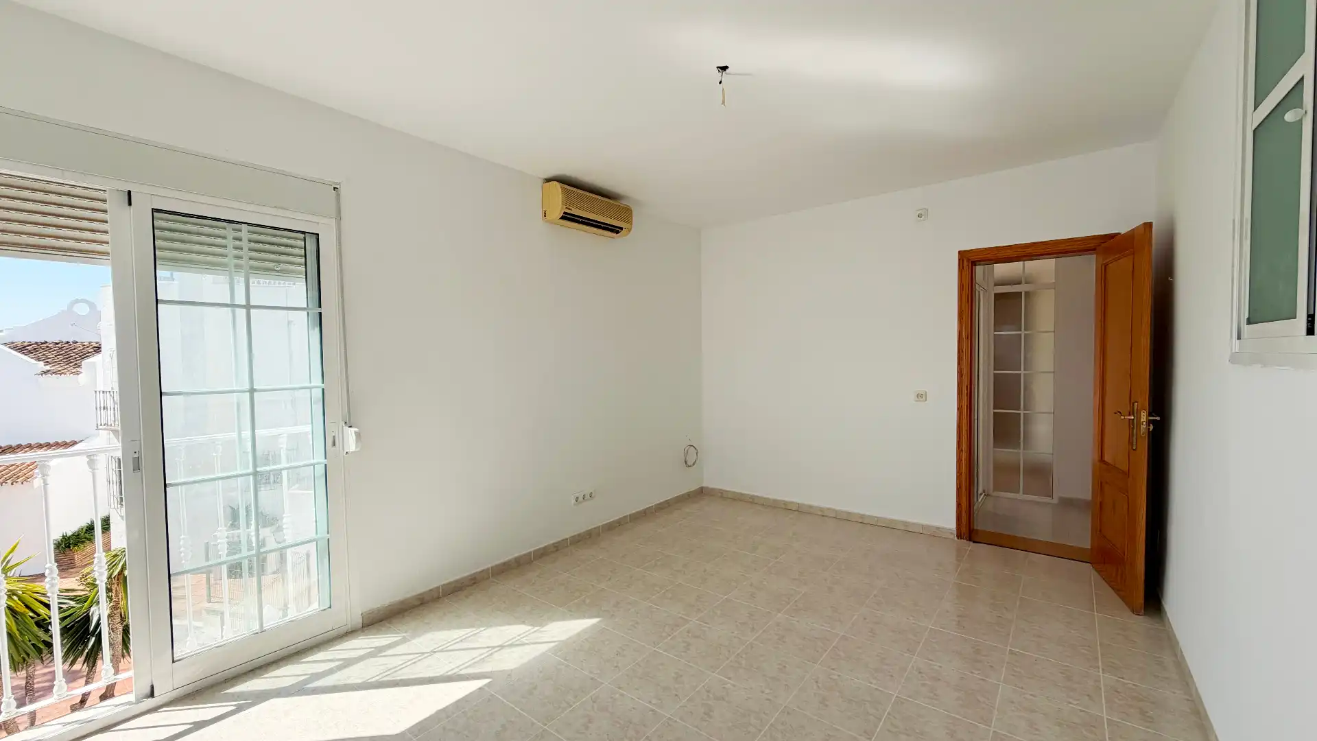 Sala d'estar de Casa adosada en venda en Marbella amb Aire condicionat, Terrassa i Balcó