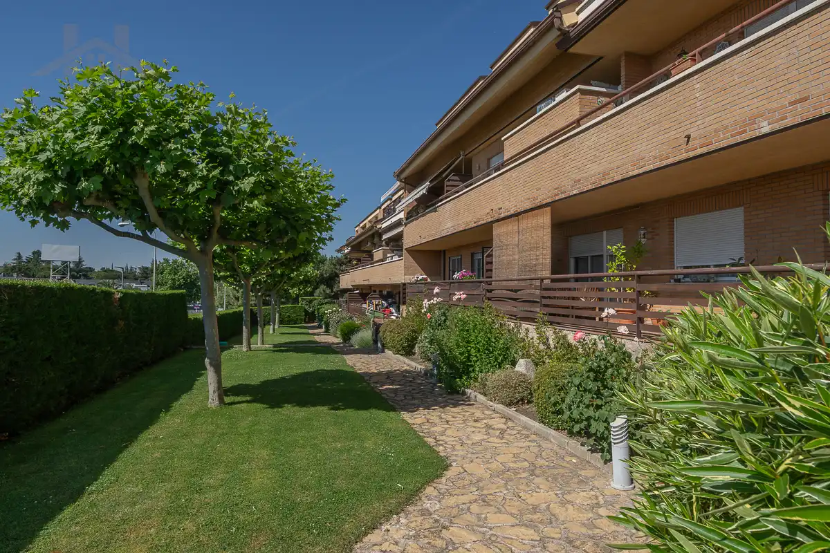 Vista exterior de Dúplex en venta en Torrelodones con Aire acondicionado, Calefacción y Parquet