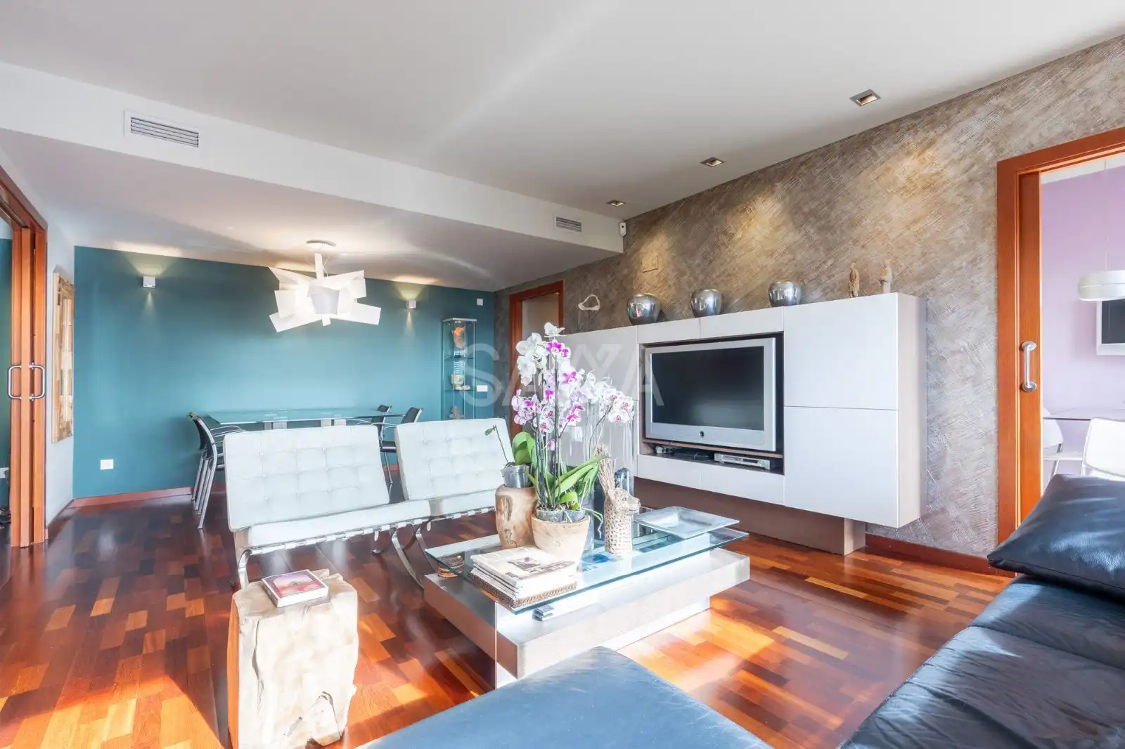 Sala de estar de Ático en venta en L'Hospitalet de Llobregat con Aire acondicionado, Calefacción y Parquet