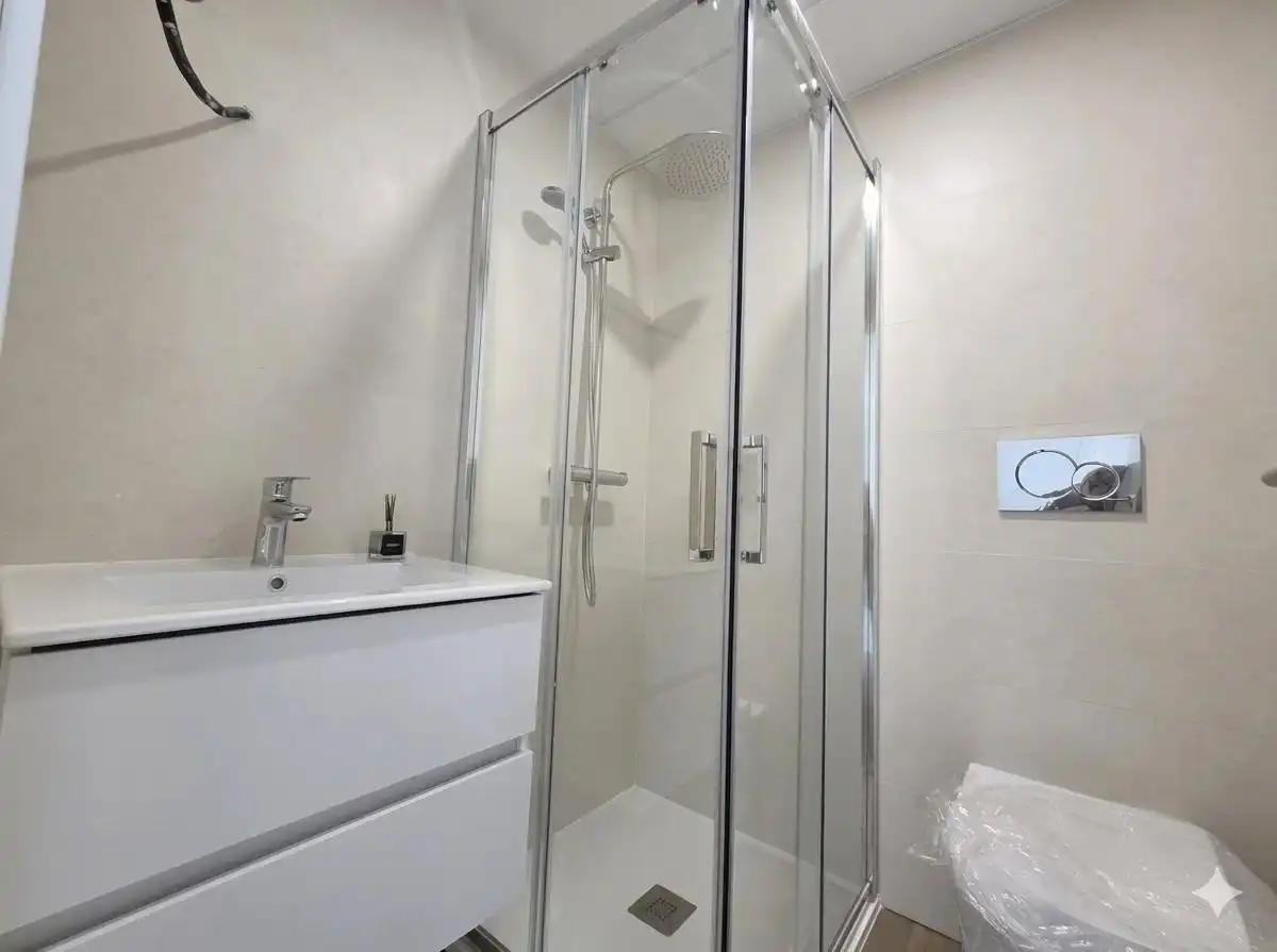 Baño de Piso en venta en El Puig de Santa Maria con Aire acondicionado, Balcón y Piscina comunitaria