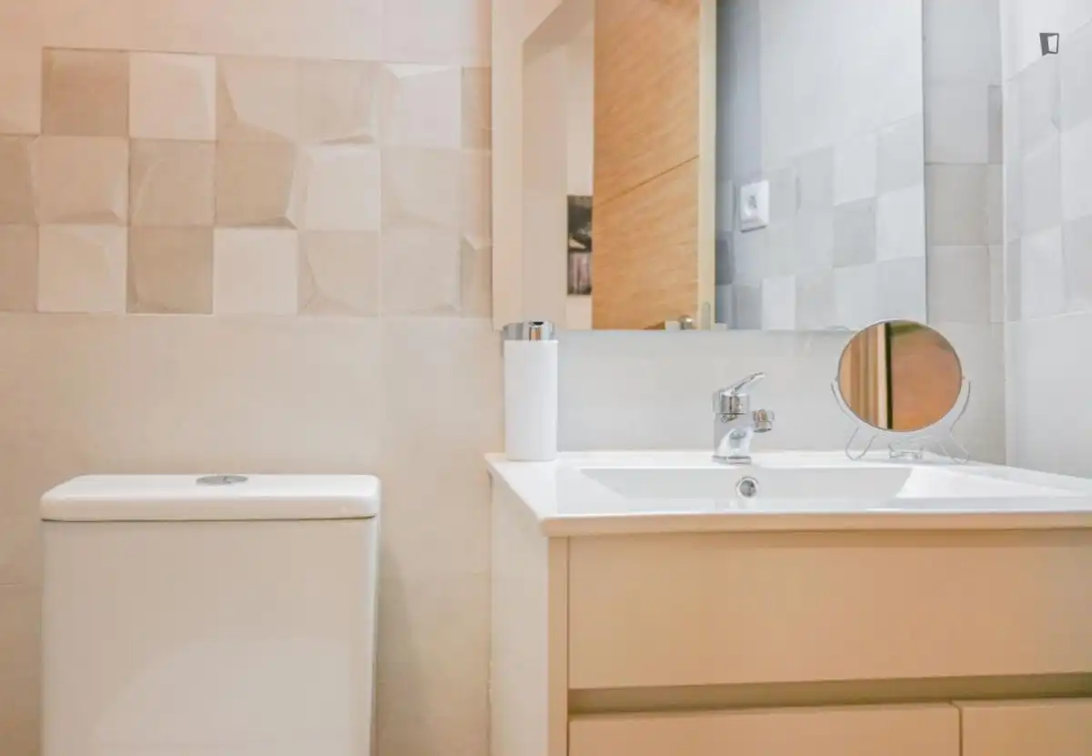Bany de Apartament de lloguer en Madrid amb Aire condicionat, Moblat i Rentadora
