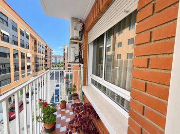Piso con balcón en venta en Calle Germanies