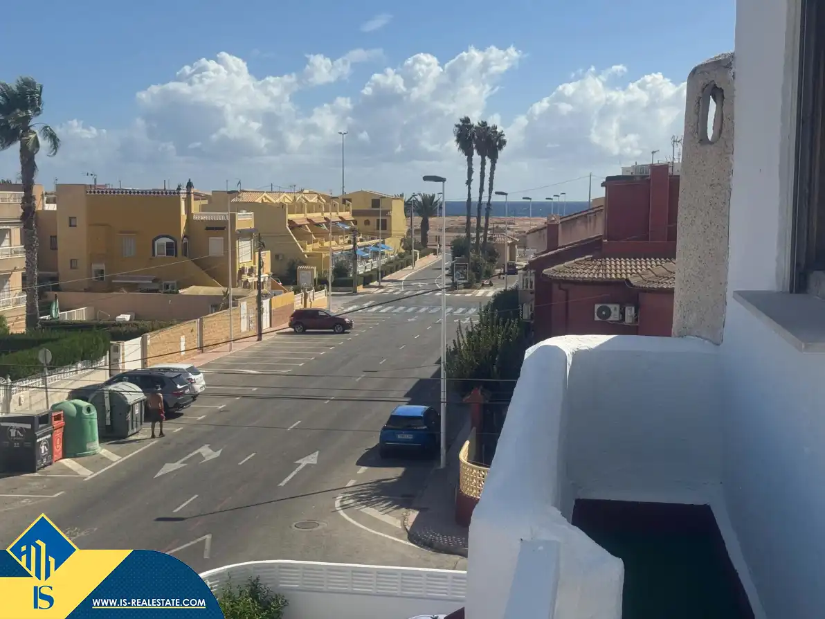 Vista exterior de Casa adosada en venda en Torrevieja amb Calefacció, Jardí privat i Terrassa