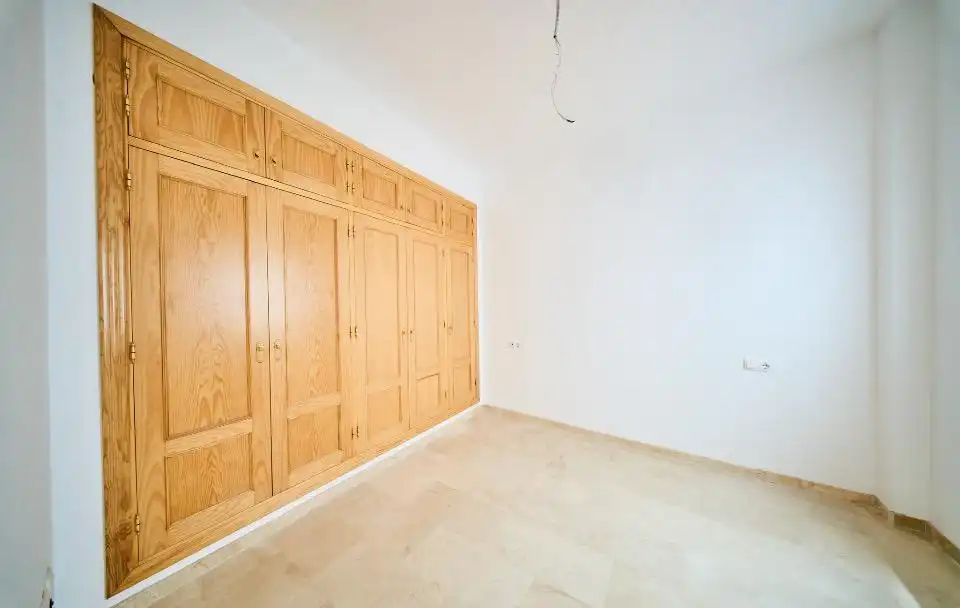 Schlafzimmer von Wohnung zum Verkauf in Agrón mit Klimaanlage
