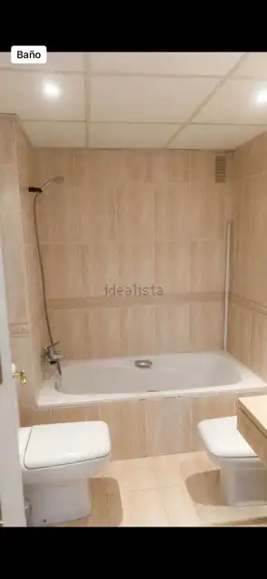 Badezimmer von Wohnung zur Miete in Fuengirola mit Klimaanlage, Terrasse und Abstellraum