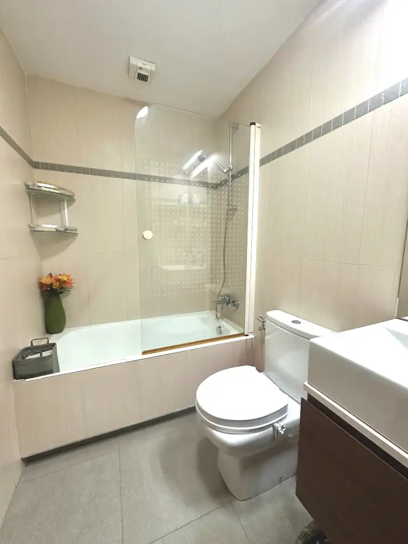 Bathroom of Flat for sale in Madrid  with Air Conditioner, Heating and Storage room