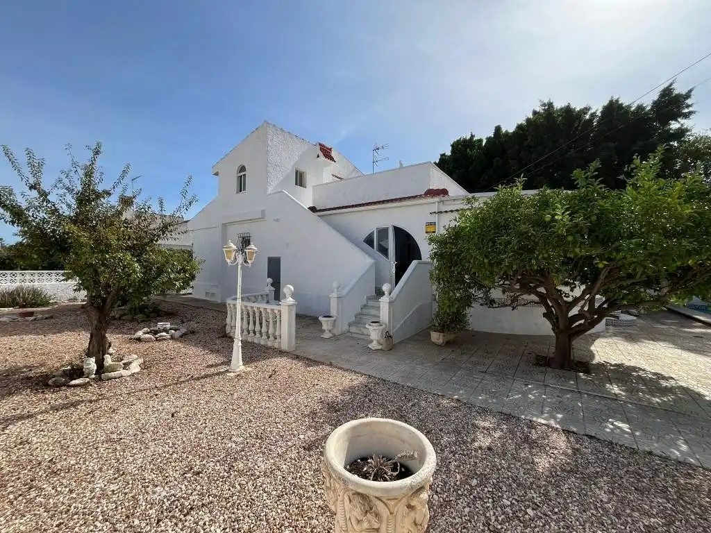 Vista exterior de Casa o xalet en venda en Los Alcázares amb Aire condicionat, Jardí privat i Terrassa