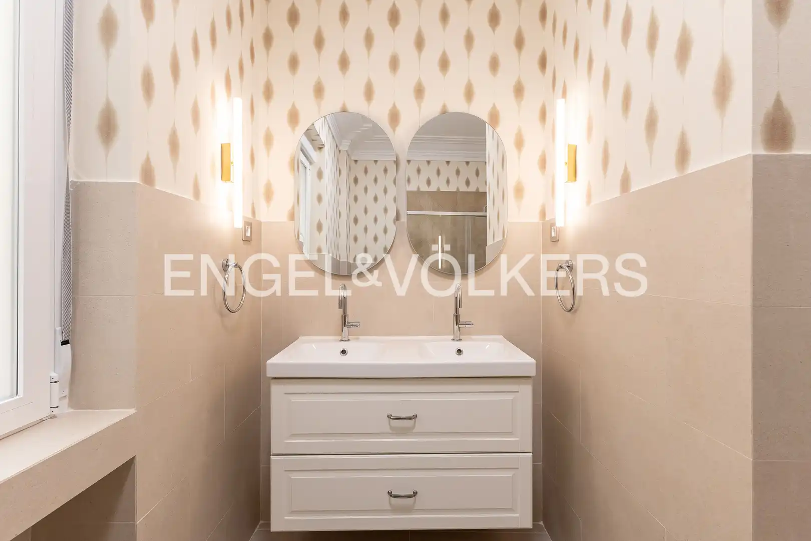 Bathroom of Flat for rent in Madrid  with Air Conditioner, Heating and Balcony