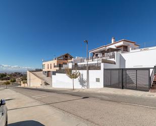 Vista exterior de Casa o xalet en venda en La Zubia amb Jardí privat, Terrassa i Traster