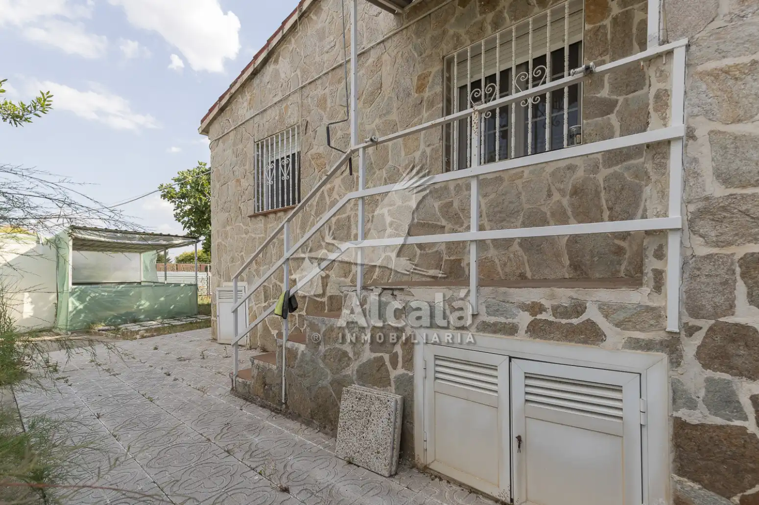 Vista exterior de Casa o xalet en venda en Torrejón del Rey amb Aire condicionat, Calefacció i Piscina