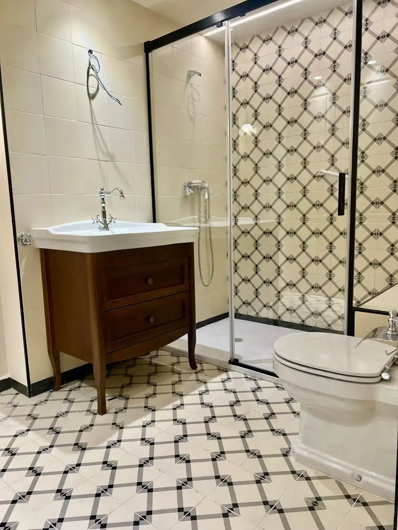 Baño de Dúplex de alquiler en Granada con Aire acondicionado y Alarma