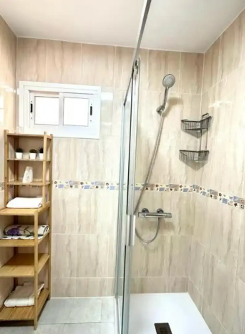Badezimmer von Wohnung zur Miete in Benalmádena mit Klimaanlage und Möbliert