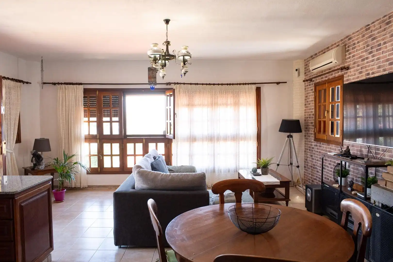Wohnzimmer von Einfamilien-Reihenhaus zum Verkauf in Valsequillo de Gran Canaria mit Klimaanlage, Heizung und Privatgarten