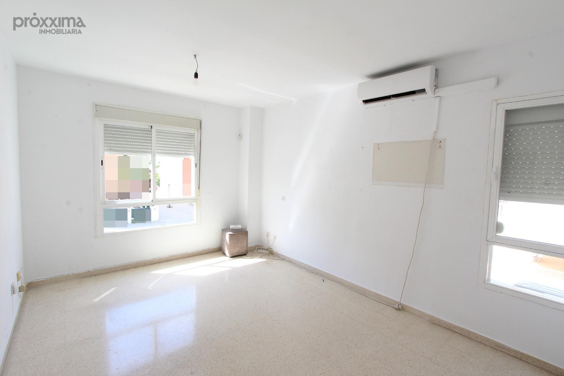 Living room of Flat for sale in  Sevilla Capital  with Air Conditioner, Heating and Community pool