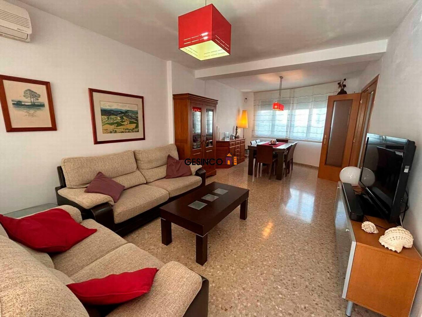 Sala d'estar de Casa adosada en venda en Novelé  / Novetlè amb Aire condicionat, Terrassa i Traster