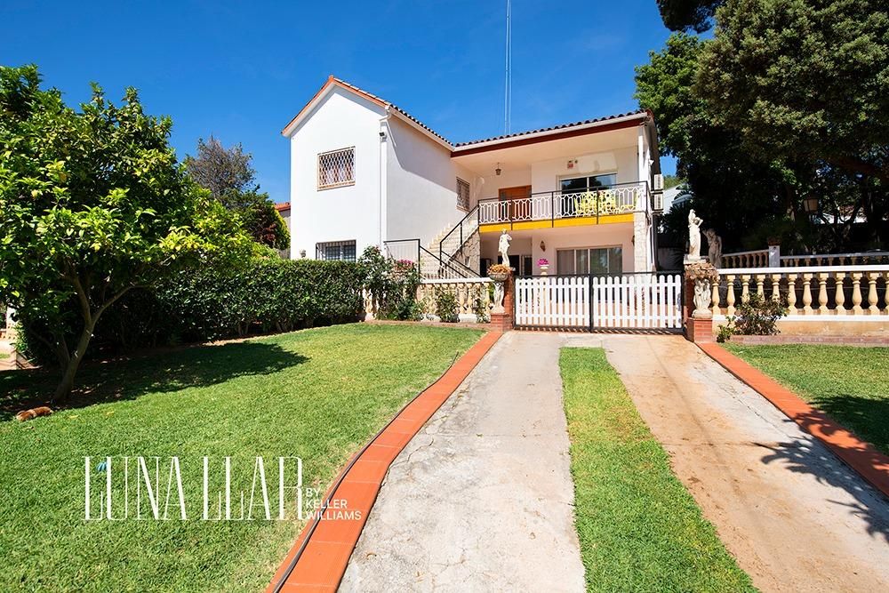 Vista exterior de Casa o xalet en venda en Gavà amb Jardí privat i Traster