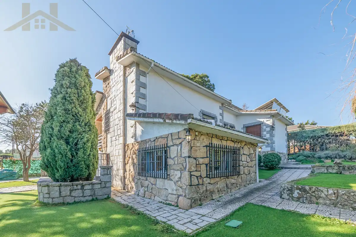 Vista exterior de Casa o xalet en venda en Manzanares El Real amb Jardí privat, Terrassa i Traster